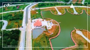 Landscaped lake area and surrounding roads within Las Colinas in Eden, Toril.